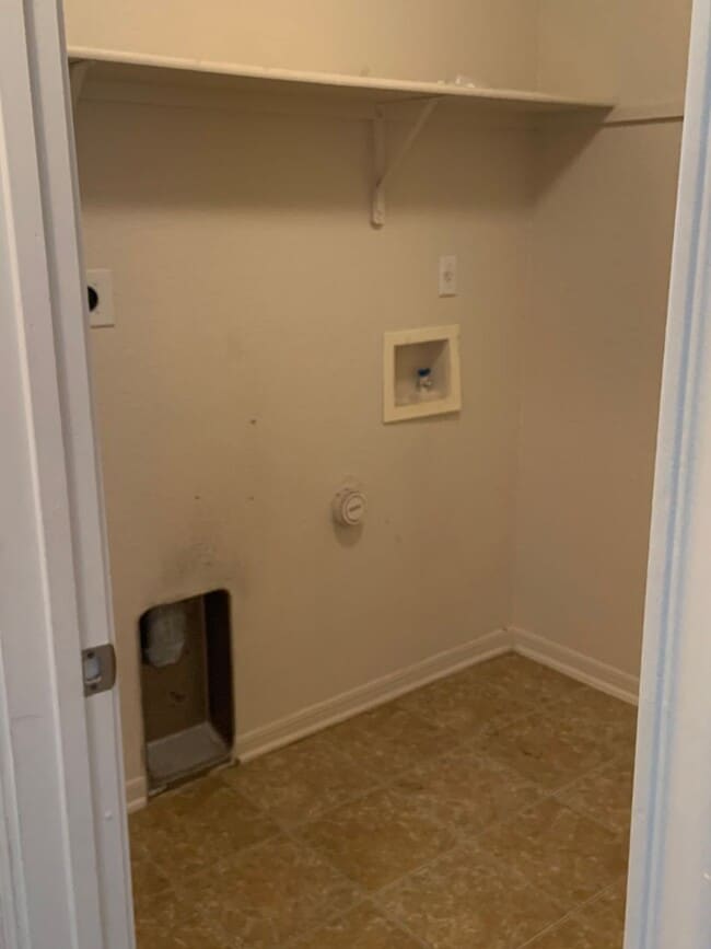 Building Photo - 3001 John Porter Dr