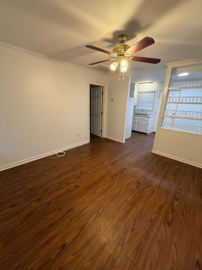 Building Photo - Cozy 1 Bedroom Available Now!