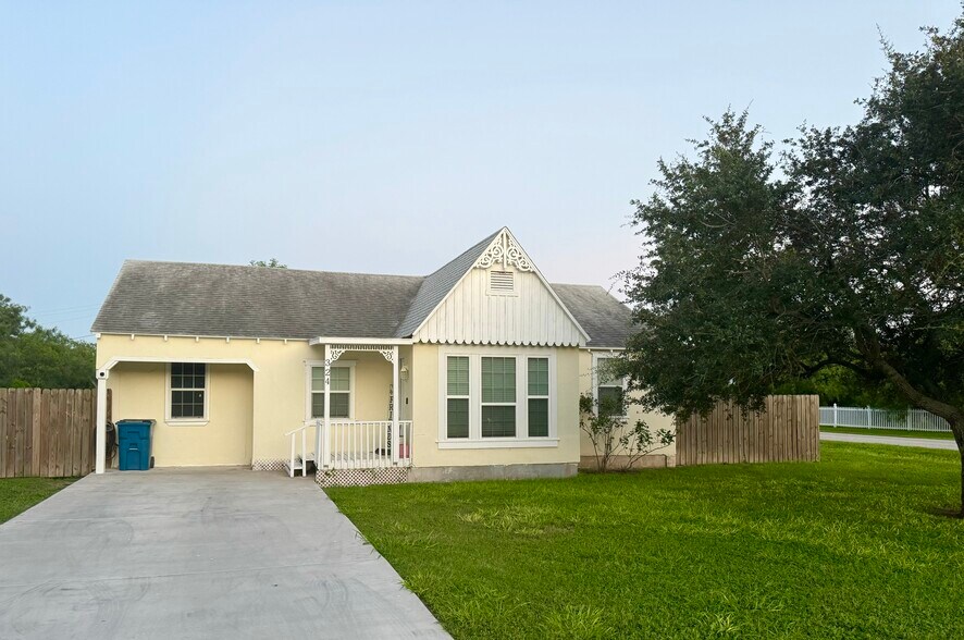 Building Photo - 324 Fernandez St