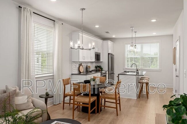 Building Photo - 722 N Dupont Ave