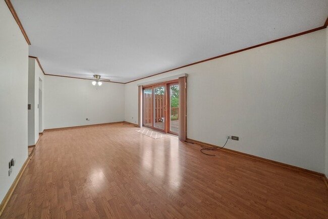 Building Photo - 2 Bed+1 Room in the Basement/1.5 Bath Townhouse