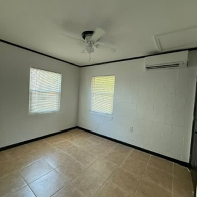 Building Photo - 1 Bedroom, 1 Bath Cottage