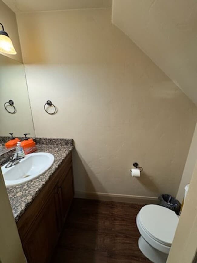 Building Photo - Charming Townhome