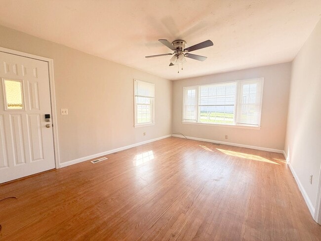 Building Photo - Spacious 3-Bedroom Home with Screened-In Porch and Ample Parking in Cookeville