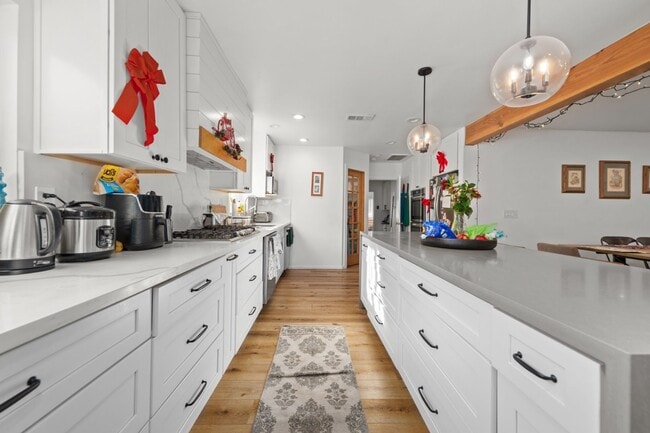 Building Photo - Semi furnished!