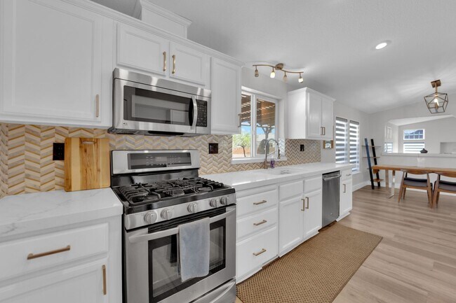 Building Photo - Single-Level Living with Giant Garage & Ba...