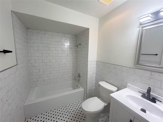 Building Photo - 3016 Oakridge Dr