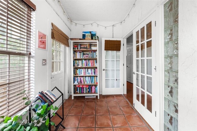 Building Photo - 1307 Kinney Ave