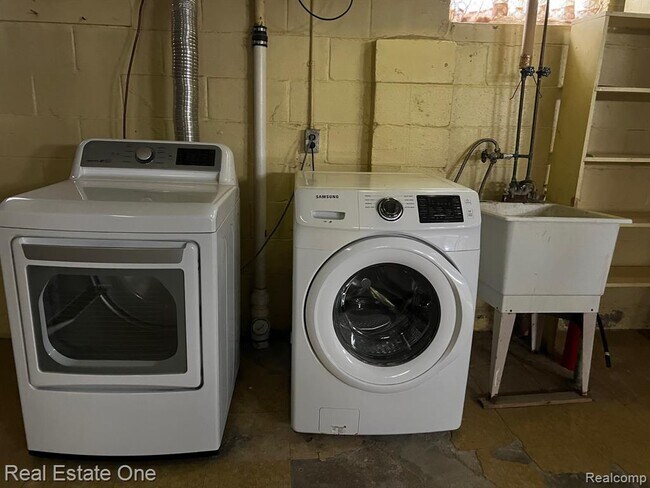 Building Photo - 1127 Hoffman Ave