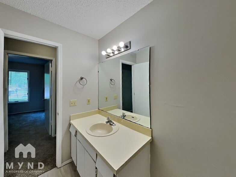 Building Photo - 1155 W Lindberg St