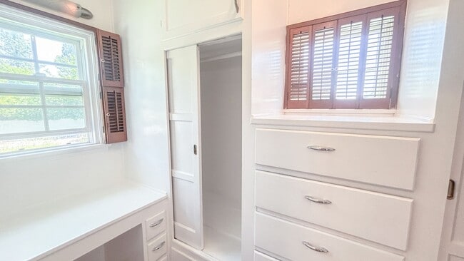 Building Photo - For rent! This charming 4-bedroom, 3-bathr...