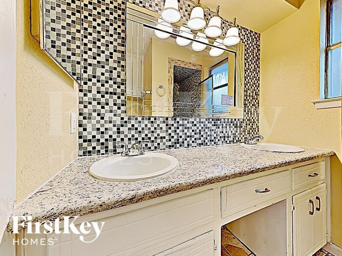 Building Photo - 2405 Laredo Ct