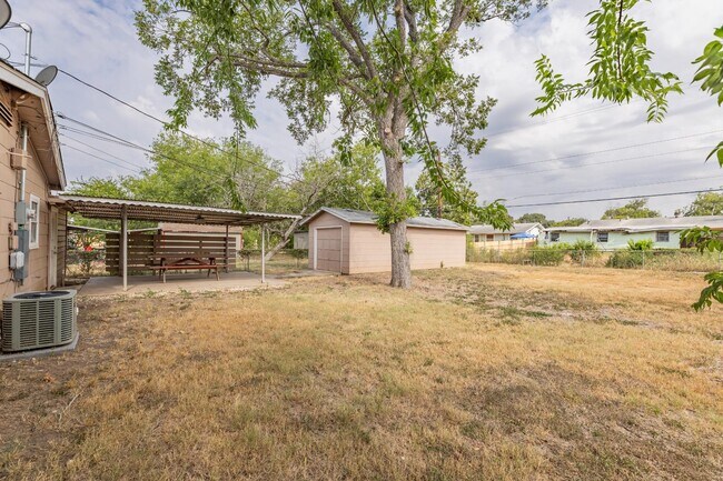 Building Photo - 875 Utopia Ln