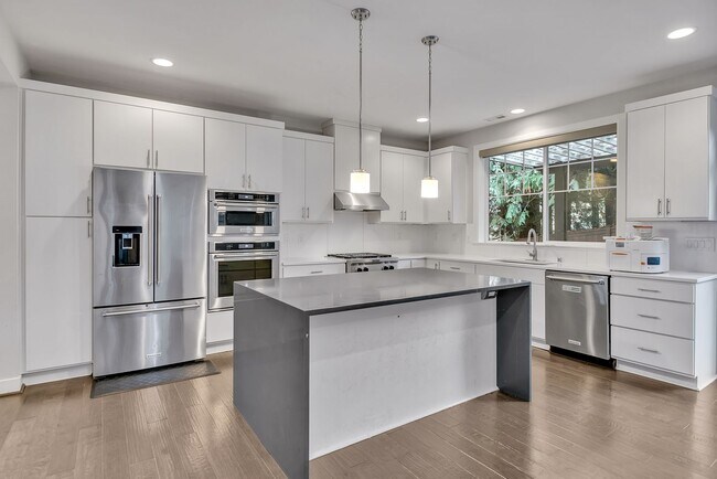 Building Photo - Sophisticated and Luxurious