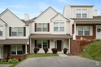 Building Photo - 3 bed/ 2 1/2 Bath. Pet Friendly. Off Stre...