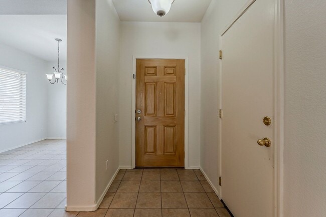 Building Photo - 3 Bed 2 Bath - New Kitchen Appliances\Carp...