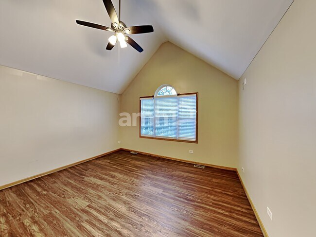 Building Photo - 2615 Heritage Lake Dr