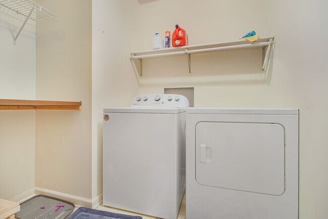 Building Photo - 306 Happy Creek Rd