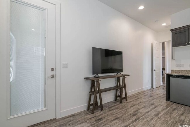 Building Photo - PETS ALLOWED!  Spacious & Modern 3-Bedroom...