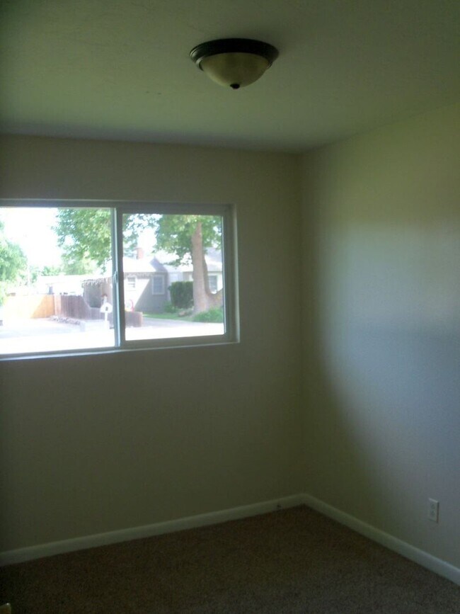 Building Photo - 3 Bedroom 1.5 Bathroom Apartment With Garage
