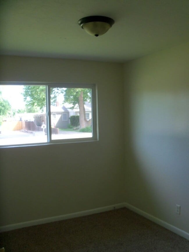 Building Photo - 405 W Hazel St