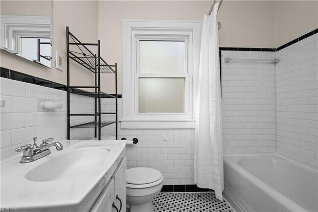 Building Photo - 3537 Buckingham St