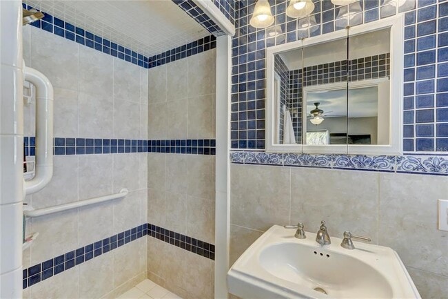 Building Photo - 711 Whitfield Ave