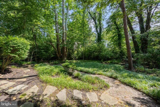 Building Photo - 221 Spring Race Ct