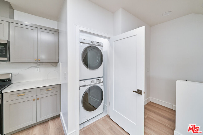 Building Photo - 1106 Queen Anne Pl