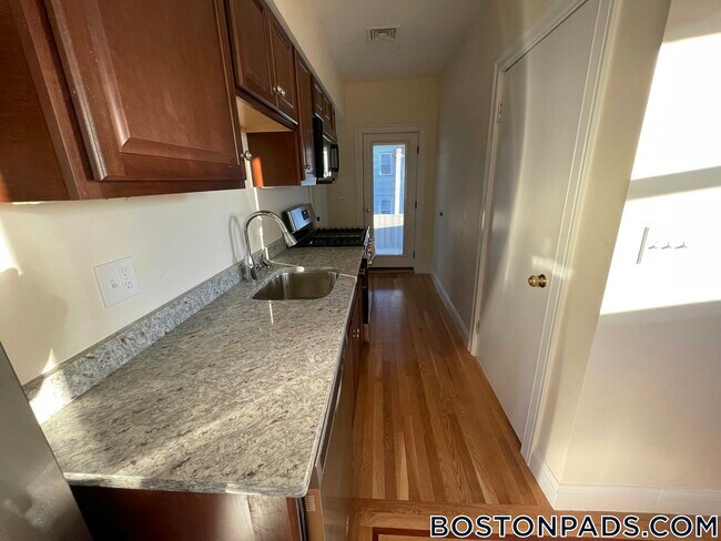 Building Photo - 28 A Cherry St
