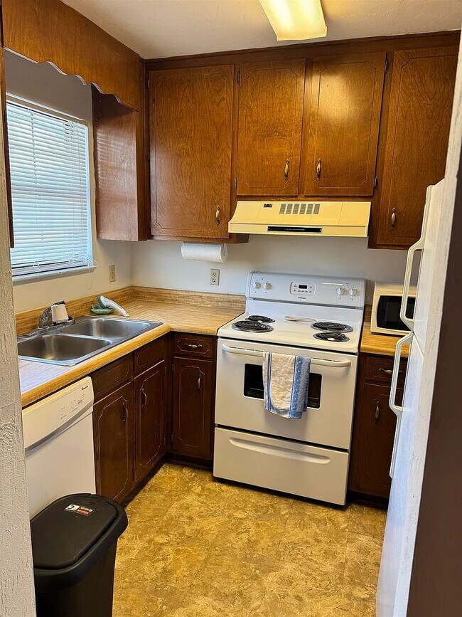 Building Photo - 2BR Condo with Private Baths, Fireplace, Balcony & In-unit Washer/Dryer– Near FSU & TSC