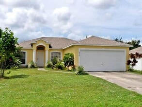 Building Photo - 632 SW Granadeer St