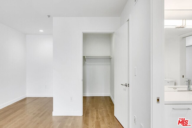 Building Photo - 901 Flower St