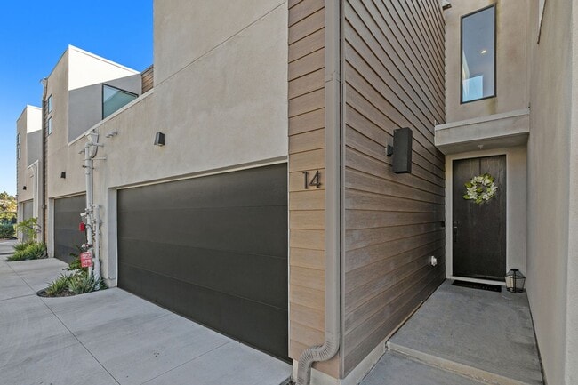 Building Photo - Beautiful upgraded 3 bedroom townhome with 2 car garage!