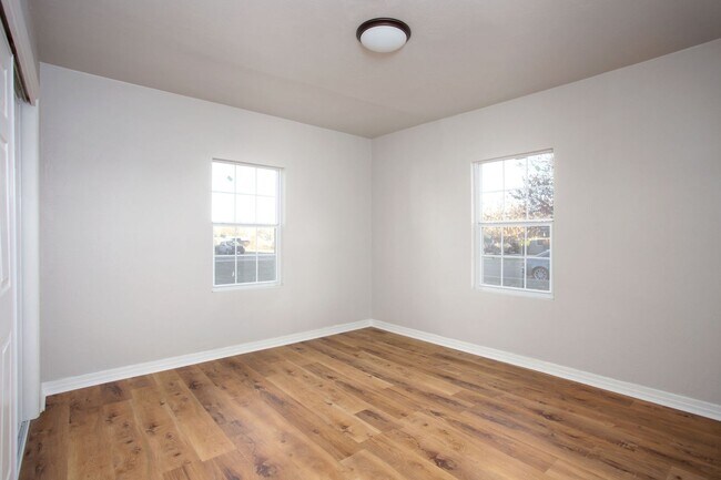 Building Photo - Fully updated Sunrise Home