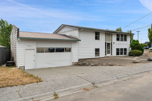 Building Photo - 400 Casad Ave