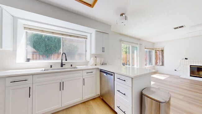 Building Photo - 490 Silvertail Pl