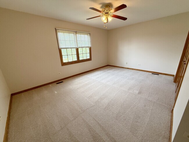 Building Photo - 2436 Putnam Dr
