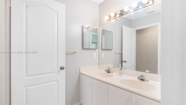 Building Photo - 909 Garnet Cir