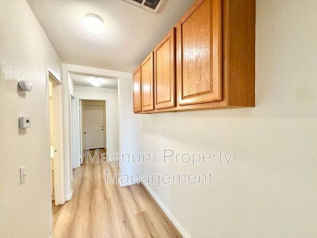 Building Photo - 102 Goldenrod Ave