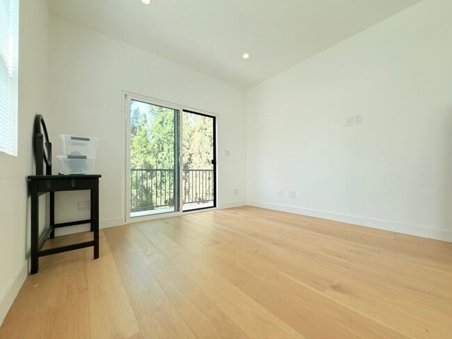 Building Photo - Beautifully Renovated 3-Bedroom Home in We...