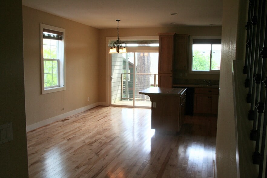 Building Photo - 9398 SW 153rd Ave