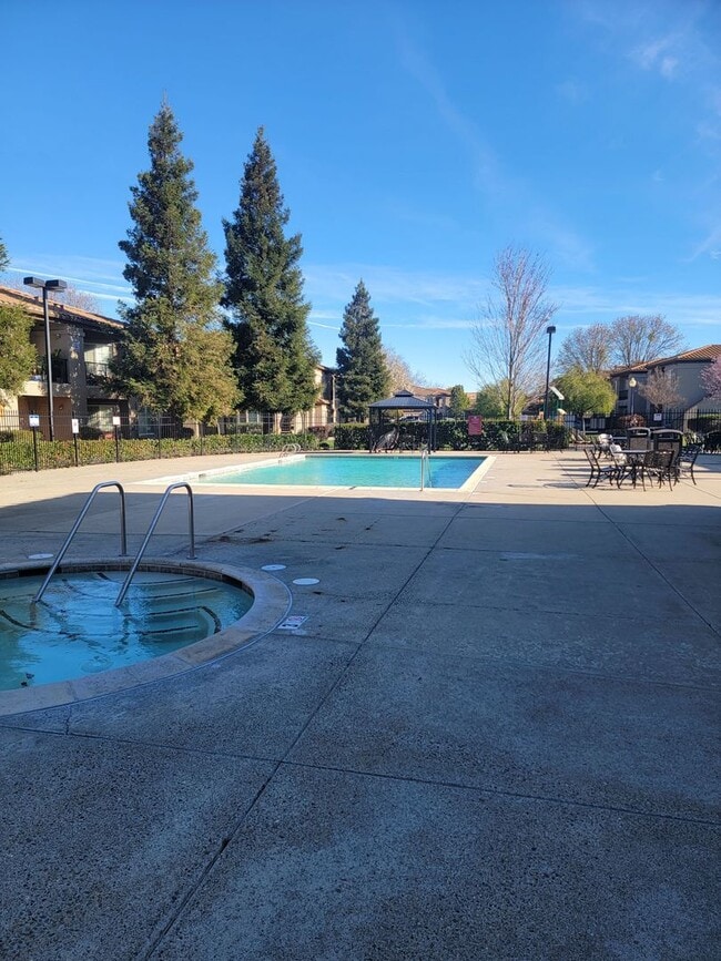 Building Photo - Adorable 2 bedroom 2 bath condo