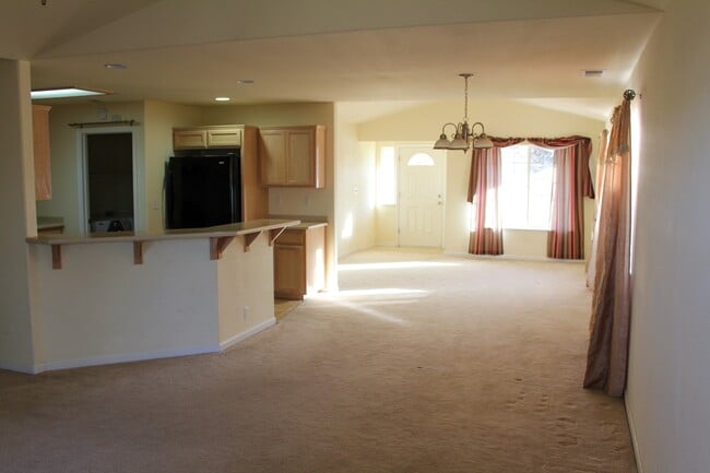 Building Photo - 3 Bedroom, 2 Bath With Appliances