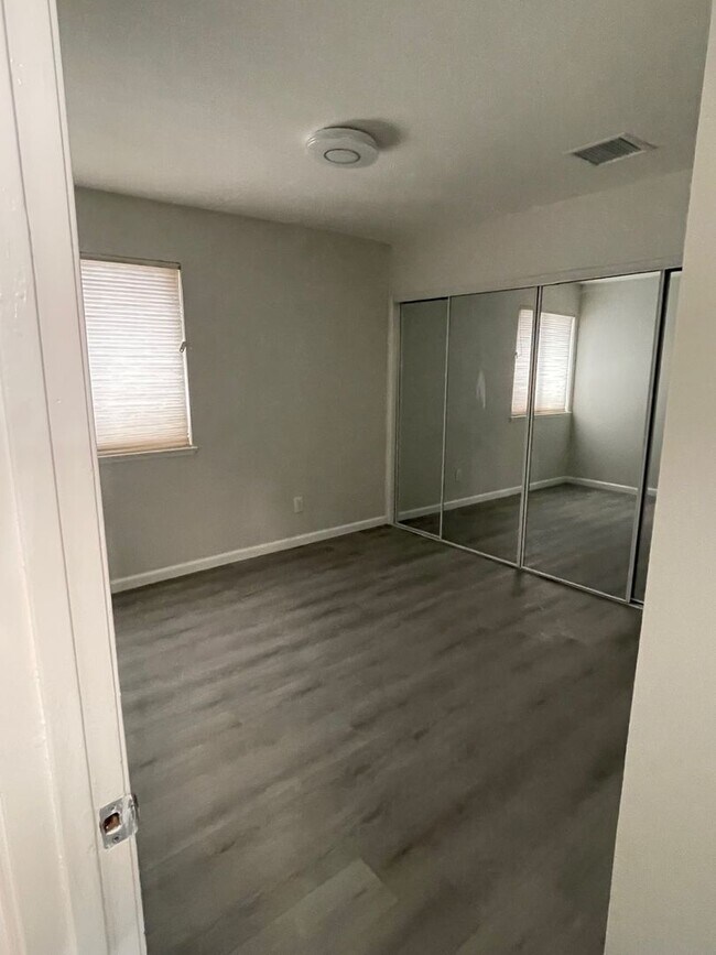 Building Photo - BEAUTIFUL UPGRADED 3 BED 2 BATH