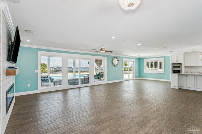 Building Photo - 231 Sabine Dr