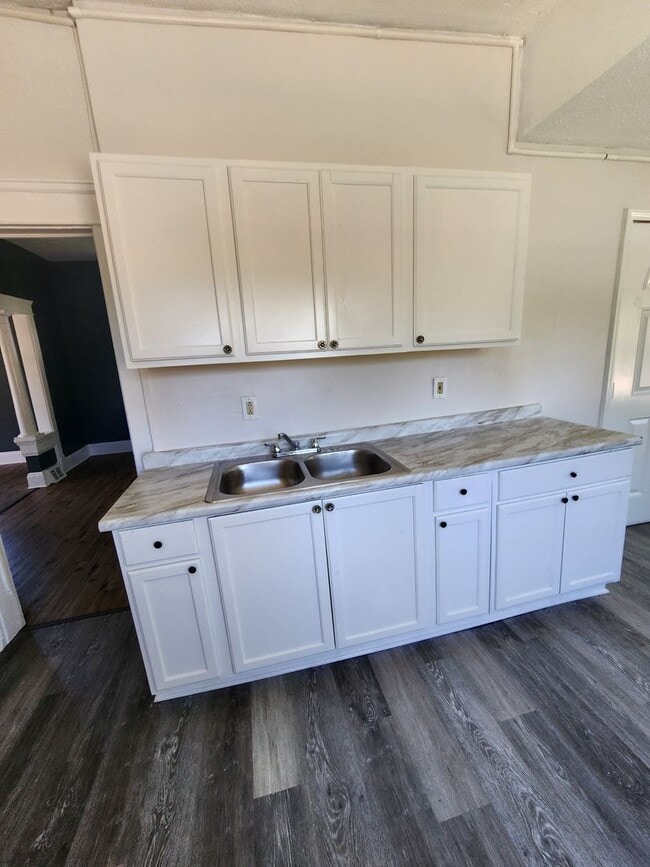 Building Photo - LARGE 4 Bedroom Home For Rent