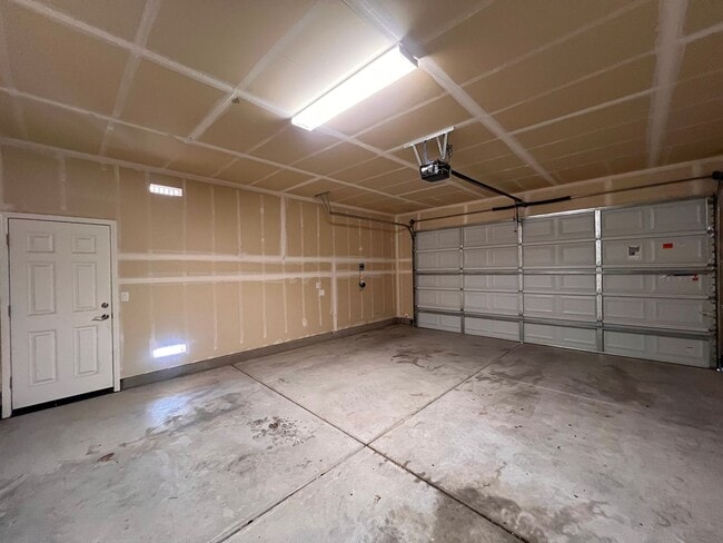 Building Photo - Silverland Estates 3 Bedroom 2 Bathroom Ho...