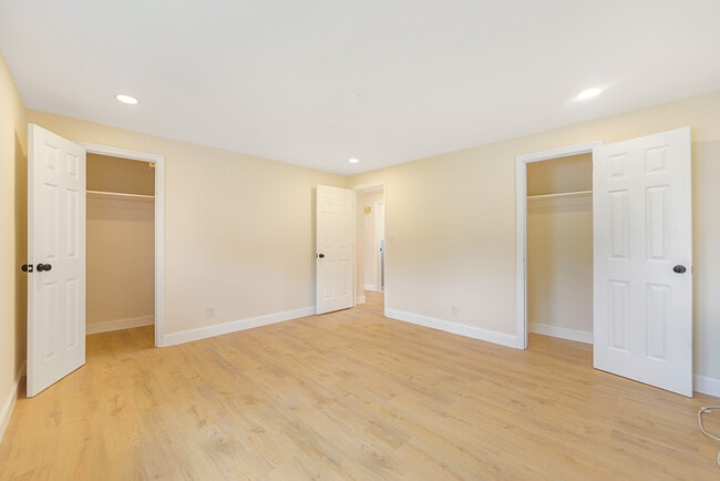 Building Photo - 114 E Edsall Ave