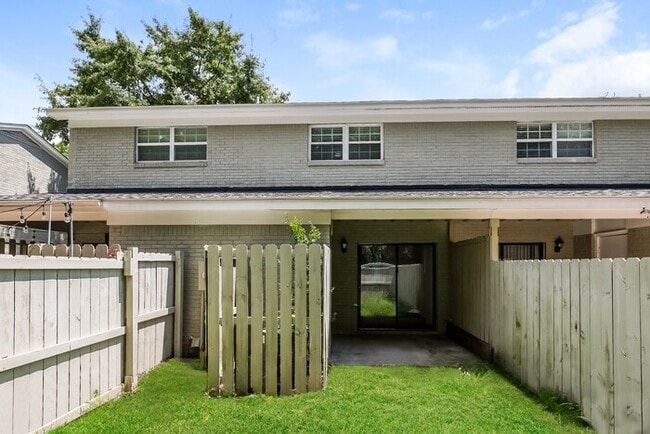 Building Photo - 815 Von Kolnitz Rd